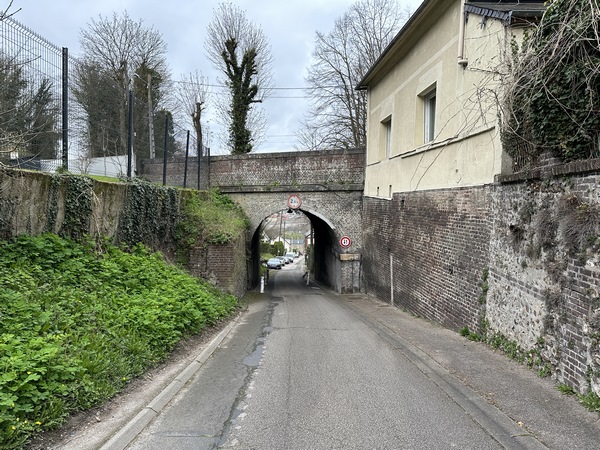 La rue de Thuringe prolonge le sentier du Raidillon. Je passe sous la rue du Gal Leclerc (Côte des camions), grâce à un ouvrage d'art de l'ancien tramway.