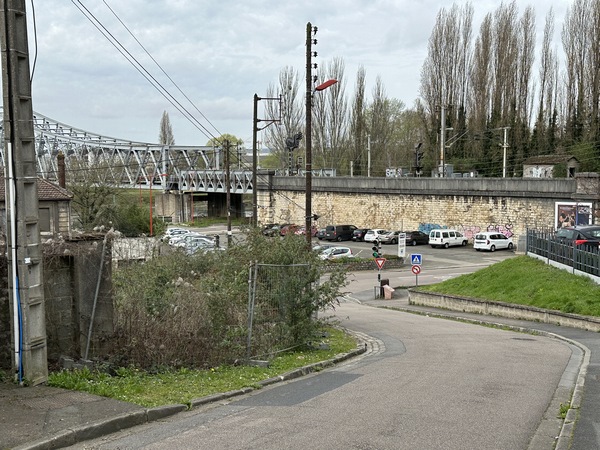 La rue de Thuringe débouche directement sur le parking-relais.
