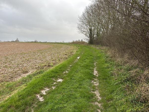 Nous passons au sud du bourg sur le chemin du Grand Trait.