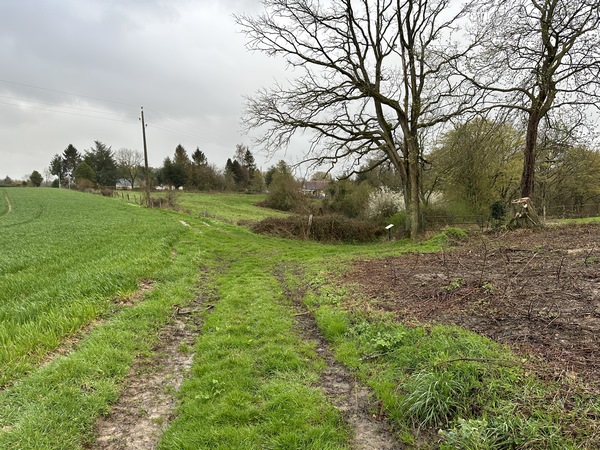 Nous allons tourner à droite ici, dans le chemin de la Croix Sainte Marie.