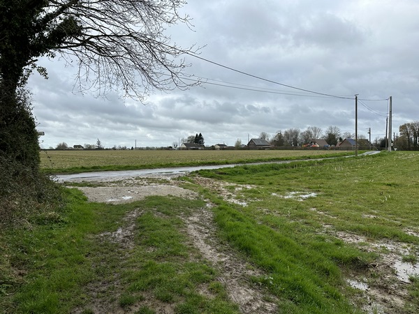 Nous retrouvons la rue de la Mare Godart, que nous allons prendre à droite.