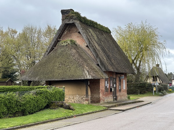 Impossible, bien sûr, de quitter la Haye-de-Routot, sans un coup d'œil sur son four à pain !&nbsp;