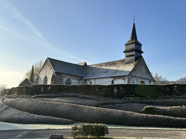 Nous partons du centre de Cuverville-sur-Yères et longeons l'église, perchée sur ce qu'il reste de la motte féodale de la baronnie de Cuverville, l'une des douze baronnies du comté d'Eu.&nbsp;