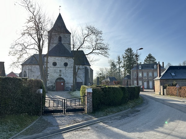 Nous arrivons à Sept-Meules. La commune propose une très belle aire de pique-nique près du moulin. Ce moulin est le dernier des sept qui ont donné leur nom au village. Ici, l'église Notre-Dame.