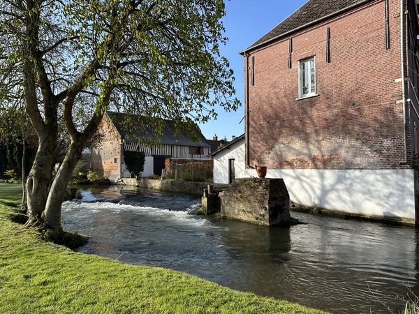 Vestiges d'une retenue sur l'Yères avec, sans doute, une trace de roue sur le mur de brique.
