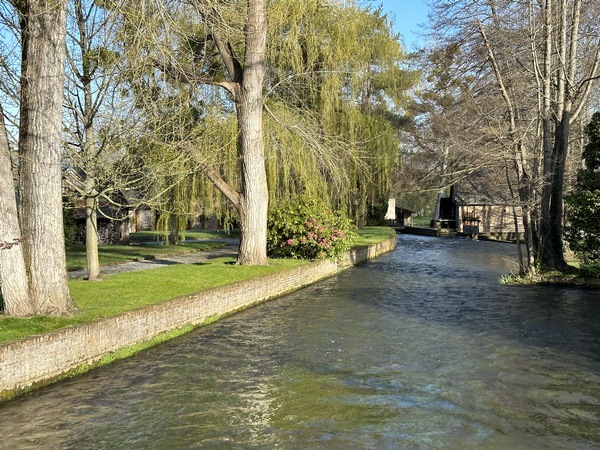 En face, l'un des sept moulins a conservé sa roue à aube.