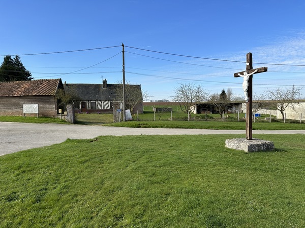 A Saint-Aignan, nous tournons ici à droite dans la rue Saint-Blaise, qui se prolonge en chemin.
