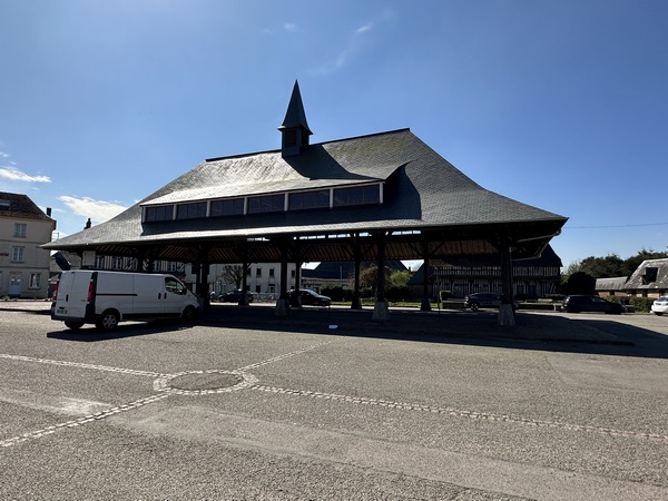 Nous partons de la place du Gal Leclerc, devant la halle du marché. Routot est réputée pour son marché aux bestiaux depuis le XIVe siècle.