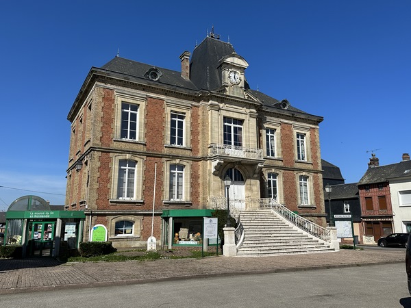 Nous longeons la mairie. On peut voir, à gauche, la Maison du Lin. On peut y découvrir toute la filière de la culture du lin dans notre région, jusqu'à la transformation, et les nombreuses utilisations.&nbsp;