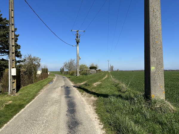 Nous partons vers le nord. Ici, nous quittons la rue des Jardins pour suivre le chemin de la Croix Coq, à droite.