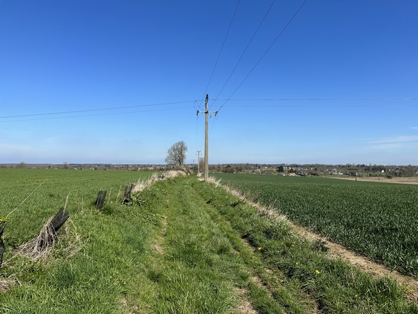 Le chemin traverse la plaine agricole du nord de Routot.