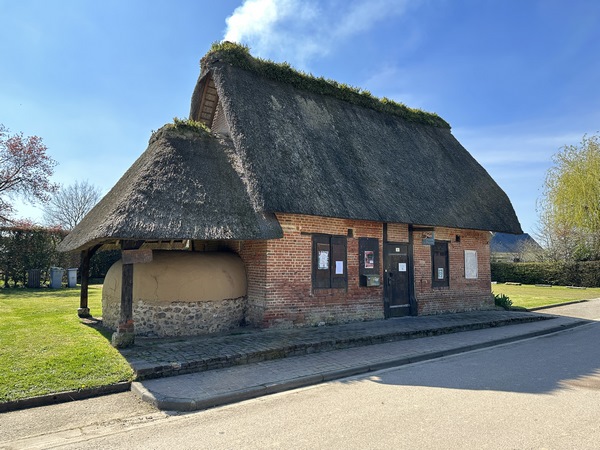 Nous entrons dans la Haye de Routot par la rue des Broches. Nous longeons le four à pain. Nous sommes dimanche, le four est en activité comme le montre la fumée qui s'échappe de la cheminée. Pains et brioches seront proposés à la vente, mais nous passons trop tôt.