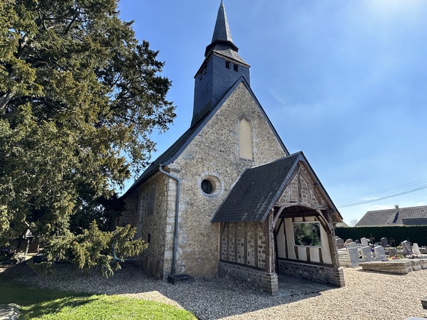 Nous passons devant l'église Notre-Dame, connue surtout pour ses deux ifs millénaires.