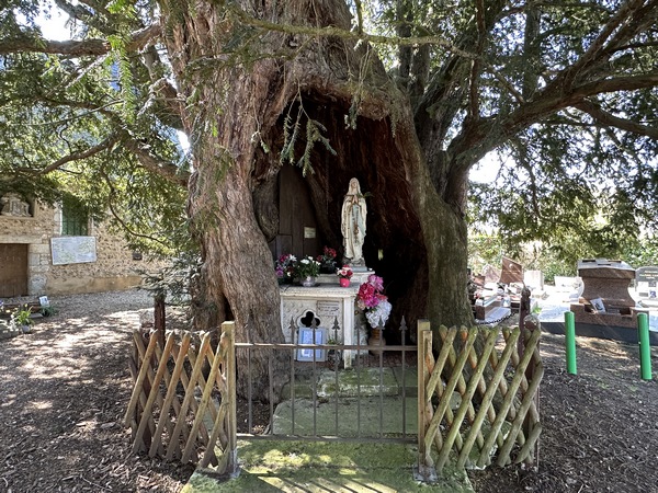 L'un des ifs abrite un oratoire dédié à Notre-Dame de Lourdes.