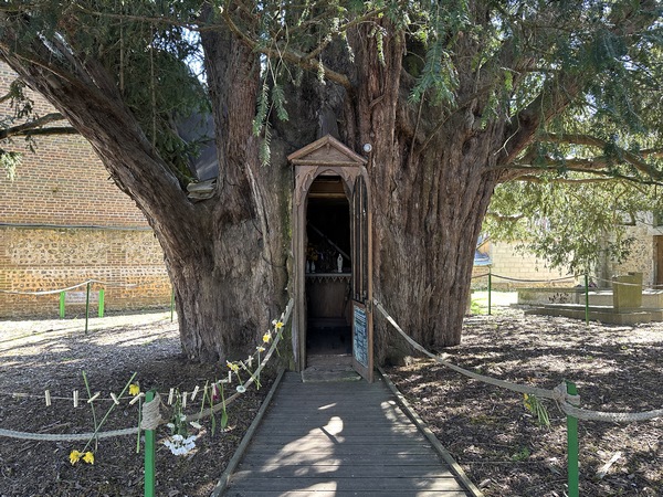 L'autre if abrite une chapelle dédiée à Sainte-Anne.