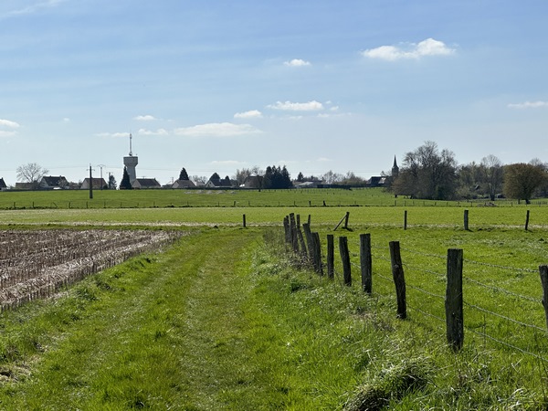 On voit déjà, à l'horizon, se dessiner le clocher de l'église Saint-Ouen de Routot.