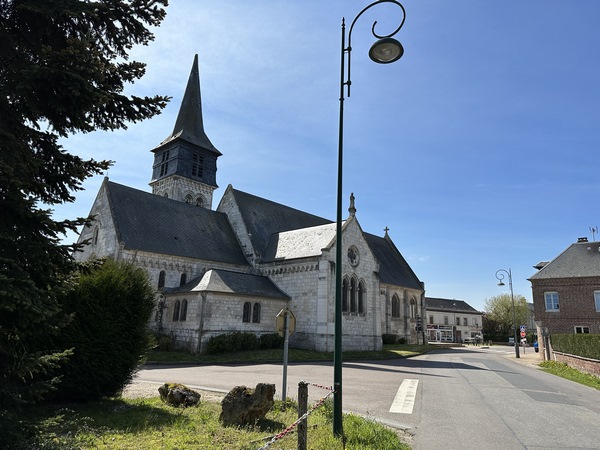 Nous allons longer l'église Saint-Ouen (XIIe, XVe, XIXe) et continuer tout droit en direction de la place du Gal Leclerc.