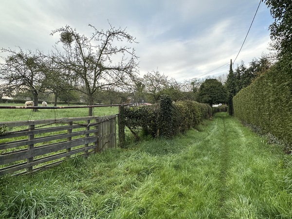 Je suis garé en bordure de la D94, et je pars sur ce chemin herbeux qui se glisse entre les maisons.