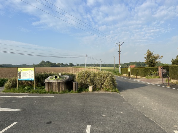 Je pars du parking placé à la jonction de la rue de l'Enfer et celle des Chrysanthèmes. Je prends la direction du Chemin Neuf.