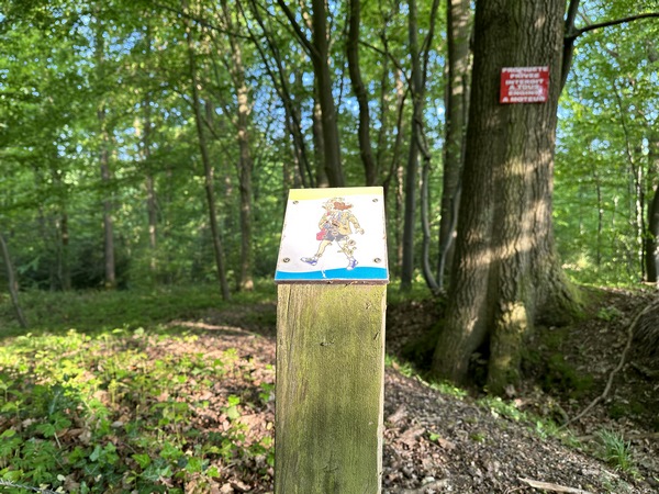 Voilà un exemple de panneau qui balise cet itinéraire. Il semble représenter un élève vêtu d'un uniforme d'écolier britannique.&nbsp;