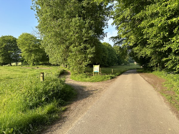 Arrivé au fond du vallon, je vais tourner sur le chemin de gauche. L'entrée du chemin est indiquée par un panneau éducatif du SMEDAR.&nbsp;