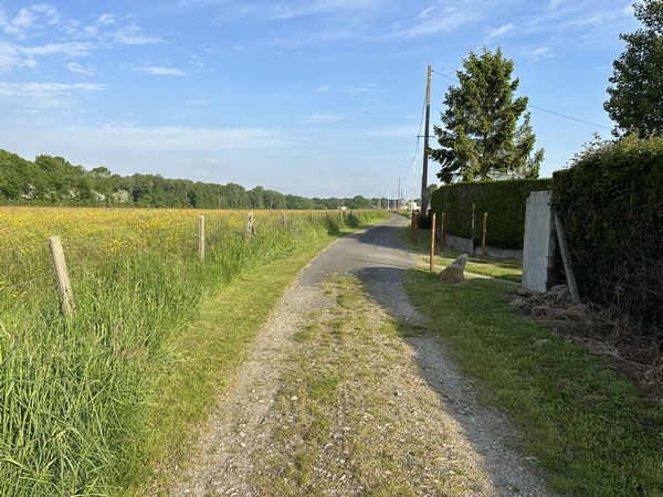 Le chemin devient petite route au niveau du hameau de l'Enfer.