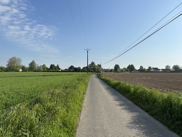 Les premières maisons de Villers-Ecalles sont déjà visibles, le parking est à l'entrée du bourg.