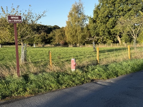 Je pars du parking du cimetière, placé à la jonction de la rue de l'Enfer et celle des Chrysanthèmes. Je prends la direction du Chemin Neuf, puis de l'Impasse de l'Enfer.