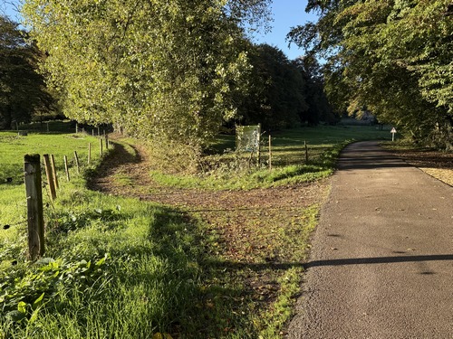 Arrivé au fond du vallon, je vais tourner sur le chemin de gauche. L'entrée du chemin est indiquée par un panneau éducatif du SMEDAR.