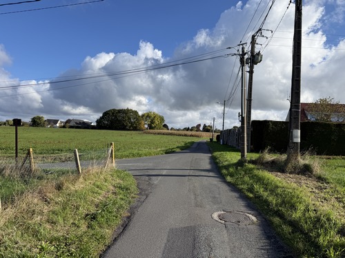 Le chemin débouche sur la rue du Chemin Neuf. J'avais pris l'Impasse de l'Enfer que l'on voit à gauche, je continue maintenant en face pour rejoindre le parking.