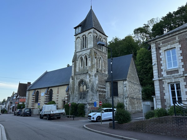 Le circuit démarre au pied de l'église St-Pierre-et-St-Paul de Montfort-sur-Risle. Nous allons chercher l'escalier qui se cache derrière l'église.