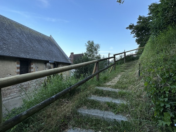 Le long escalier monte vers les ruines du château de Montfort.
