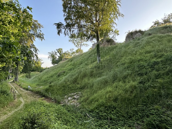Nous partons vers le sud. Nous n'entrons pas sur le site du château puisque nous l'avons fait à l'étape précédente. Depuis le chemin, on peut voir quelques pans de murailles (regard arrière).
