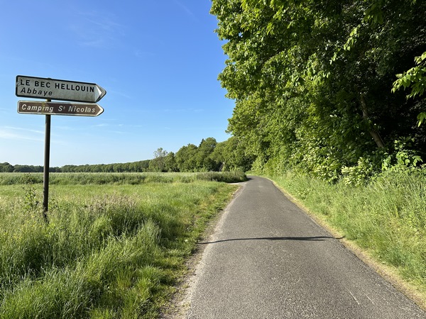 Nous traversons la D38, et continuons sur petite route Chemin de la Chambrie.