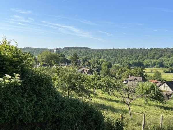 Nous rejoignons la route du Chanoine Porée qui domine le Bec-Hellouin et la vallée du Bec.