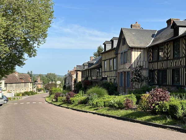 Nous arrivons au Bec-Hellouin, village typique de Normandie aux maisons à pans de bois. Le village bénéficie du label Plus Beaux Villages de France.