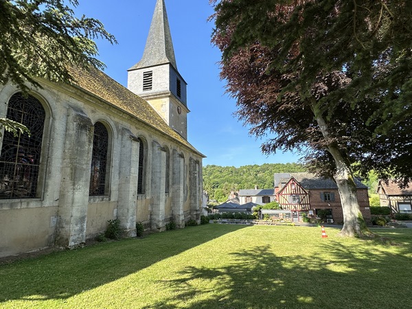 Nous longeons l'église Saint-André.
