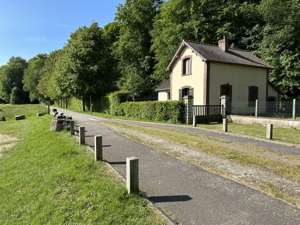 Nous arrivons sur la Voie Verte de la Vallée du Bec, ancienne voie ferrée de Honfleur à Evreux de 1889 à 1969. On voit, à droite, une ancienne maison de garde barrière. L'ancienne gare du Bec-Hellouin est derrière nous.