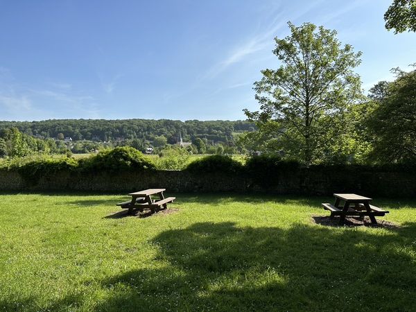 En bordure de la Voie Verte se trouve cette aire de pique-nique, bienvenue à mi-étape. Au fond, on distingue la tour Saint-Nicolas (XVe) de l'abbaye.