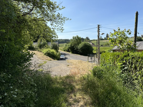 Voilà la rue de la Briquerie, mais allons regarder ce qui se cache à gauche.