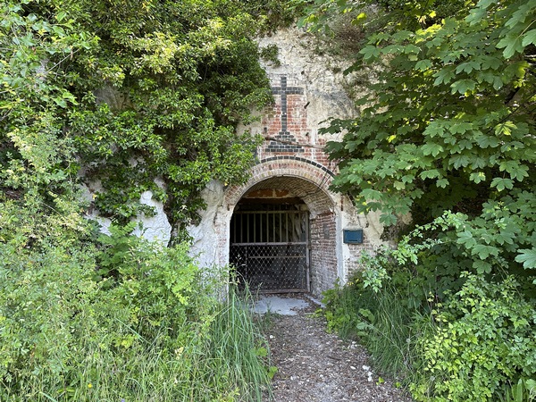 Voilà l'entrée d'une ancienne carrière à chaux (puis champignonnière). Elle a abrité les brionnais pendant les bombardements de 1944.