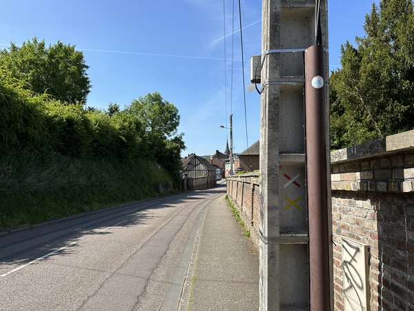 Nous avons suivi le GR224 sur la rue des Briqueries et la rue Lemarrois, mais le quittons ici pour continuer vers le centre bourg. On voit sur le poteau une vignette Chemins du Mont-St-Michel.