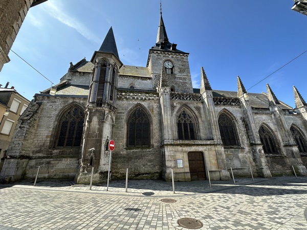 Nous arrivons devant l'église Saint-Martin (XVe) but de notre étape.