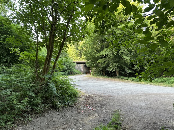 J'arrive au carrefour des Viaducs, je vais passer, en face, sous le pont de la ligne de Serquigny à Oissel.