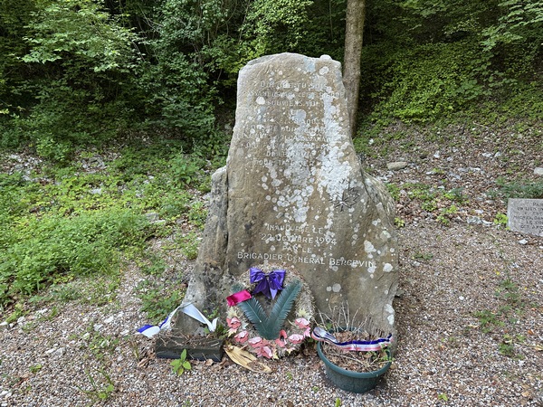 Stèle en hommage aux soldats Canadiens tombés dans cette forêt en 1944.