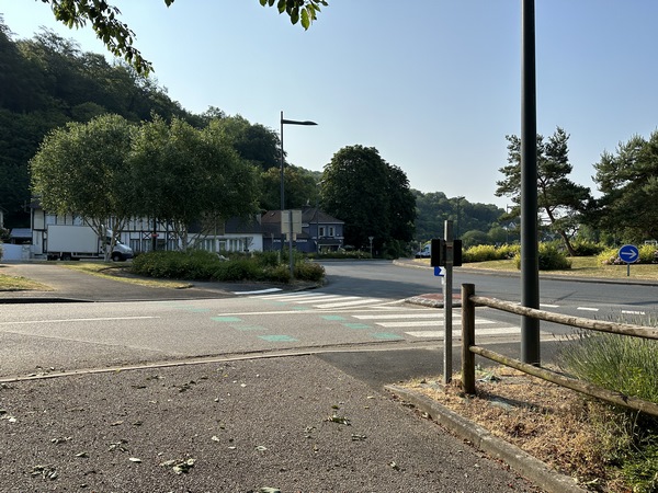 Je traverse le carrefour du Nouveau Monde de Oissel.