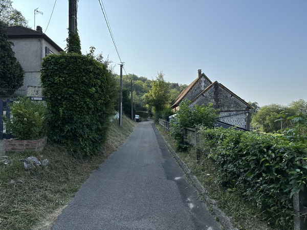 Je monte le Chemin des Sangles (GR2) pour retrouver la forêt.