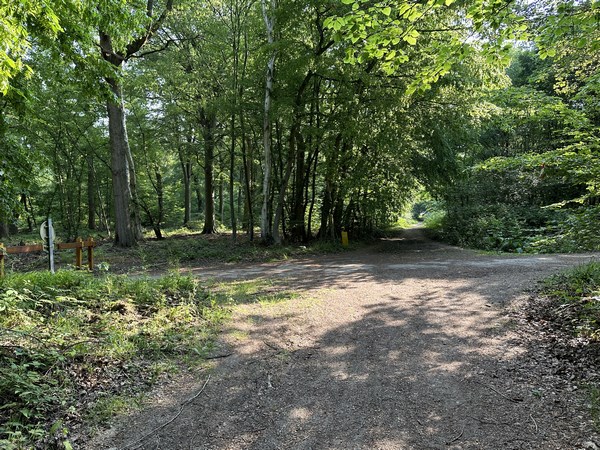 Je vais maintenant tourner à gauche pour traverser la D938.