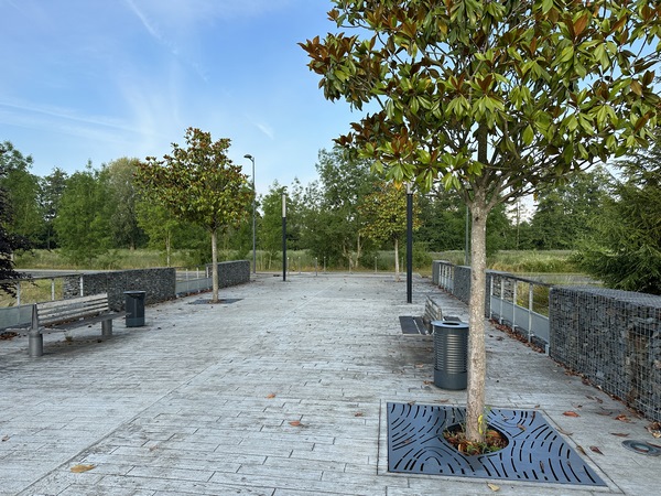 Nous partons du parking de la gare de Val de Reuil, est prenons la direction du pont juste à côté.
