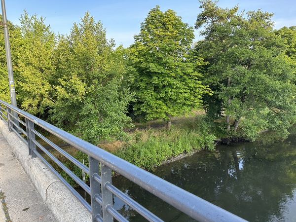 Depuis le pont, nous voyons déjà, en contrebas, notre chemin le long de l'Eure.